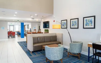 Photo 4 - Holiday Inn Express & Suites Lake Forest by IHG