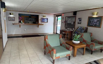 Photo 3 - Iron Mountain Inn & Suites MI US 2