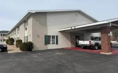 Photo 2 - Iron Mountain Inn & Suites MI US 2