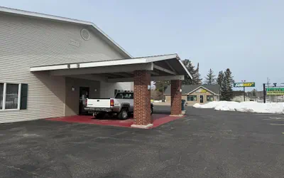 Iron Mountain Inn & Suites MI US 2