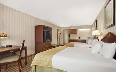 Photo 4 - Ramada by Wyndham Saginaw Hotel & Suites