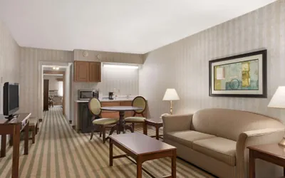 Photo 5 - Ramada by Wyndham Saginaw Hotel & Suites