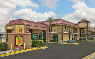 Photo 2 - Super 8 by Wyndham Mobile/Tillmans Corner
