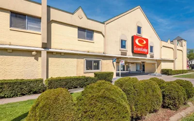 Photo 2 - Econo Lodge Cortland Downtown