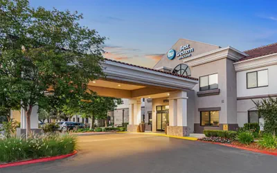 Photo 2 - Best Western Valencia/Six Flags Inn & Suites