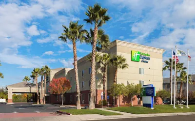 Photo 2 - Holiday Inn Express Hotel & Suites Vacaville by IHG