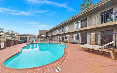 Photo 2 - Econo Lodge Inn & Suites Escondido Downtown
