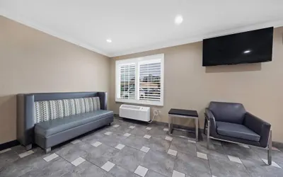 Photo 4 - Econo Lodge Inn & Suites Escondido Downtown