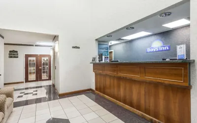 Photo 2 - Days Inn & Suites by Wyndham Huntsville