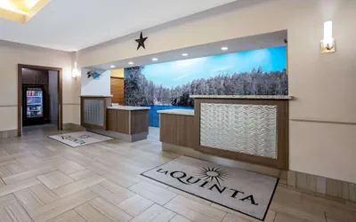 Photo 2 - La Quinta Inn & Suites by Wyndham Conroe