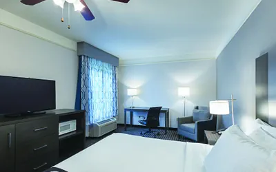 Photo 5 - La Quinta Inn & Suites by Wyndham Conroe