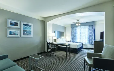 Photo 4 - La Quinta Inn & Suites by Wyndham Conroe