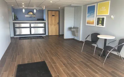 Photo 3 - Days Inn by Wyndham Grove City Columbus South