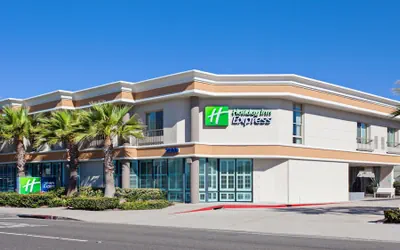 Photo 2 - Holiday Inn Express Newport Beach by IHG