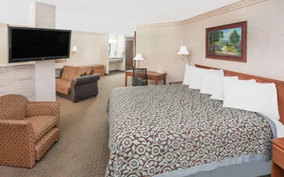 Photo 3 - Days Inn & Suites by Wyndham Brinkley