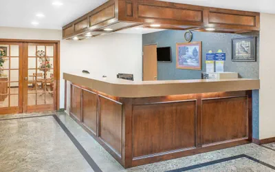 Photo 2 - Days Inn & Suites by Wyndham Brinkley