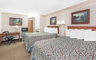 Photo 4 - Days Inn & Suites by Wyndham Brinkley