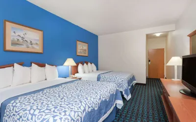 Photo 5 - Days Inn & Suites by Wyndham Cambridge