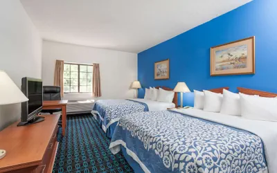Photo 4 - Days Inn & Suites by Wyndham Cambridge