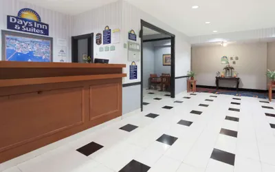 Photo 3 - Days Inn & Suites by Wyndham Cambridge
