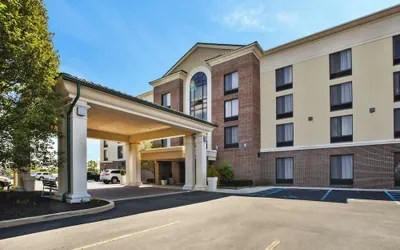 Photo 2 - Holiday Inn Express & Suites Fort Wayne by IHG