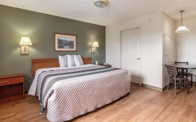 Photo 4 - HomeTowne Studios & Suites by Red Roof Charlotte - Concord