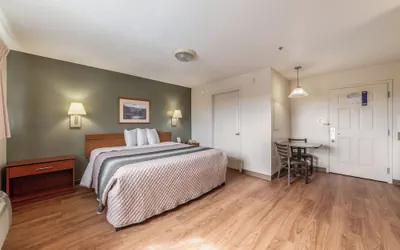 Photo 5 - HomeTowne Studios & Suites by Red Roof Charlotte - Concord