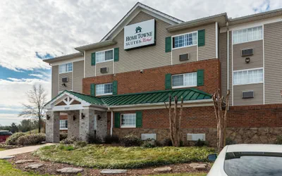Photo 2 - HomeTowne Studios & Suites by Red Roof Charlotte - Concord