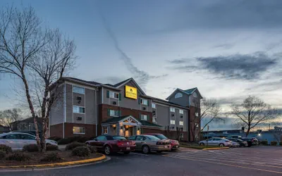 HomeTowne Studios & Suites by Red Roof Charlotte - Concord