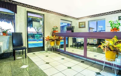 Photo 2 - Travelodge by Wyndham Turlock