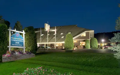Photo 2 - Commodores Inn