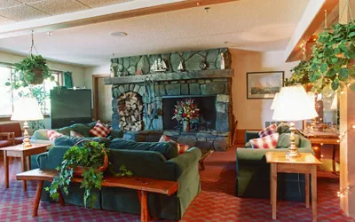 Photo 4 - Commodores Inn