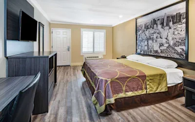 Photo 2 - Super 8 by Wyndham North Hollywood