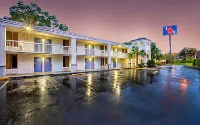 Photo 2 - Motel 6 Gainesville, FL
