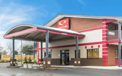 Photo 2 - Econo Lodge Inn & Suites I-35 at Shawnee Mission