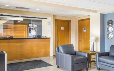 Photo 4 - Econo Lodge Inn & Suites I-35 at Shawnee Mission