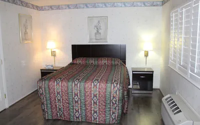Photo 4 - Budget Inn Redwood City