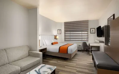 Photo 2 - Hotel Marguerite Anaheim/Garden Grove, Trademark Collection by Wyndham