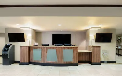 Photo 3 - Hotel Marguerite Anaheim/Garden Grove, Trademark Collection by Wyndham