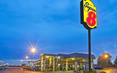 Photo 2 - Super 8 by Wyndham Shawnee