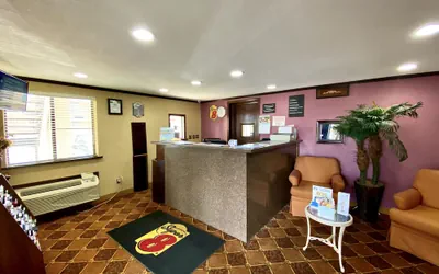 Photo 5 - Super 8 by Wyndham Shawnee