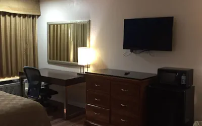 Photo 3 - California Inn and Suites Bakersfield