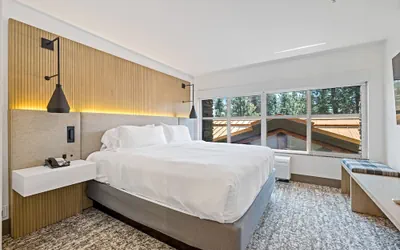 Photo 4 - The Evergreen Hotel