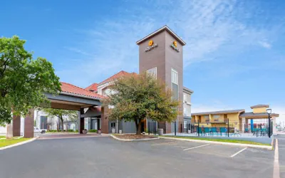 Photo 2 - La Quinta Inn & Suites by Wyndham New Braunfels
