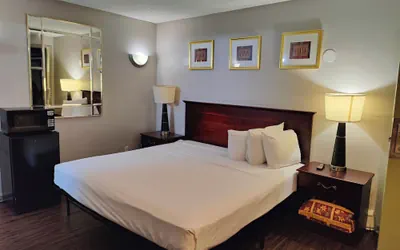 Photo 3 - Capri Motel