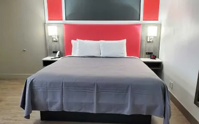 Photo 4 - Seven Seas Inn & Suites