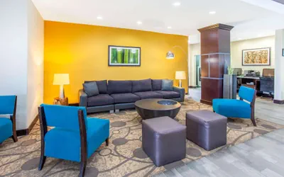 Photo 3 - La Quinta Inn & Suites by Wyndham Gonzales TX