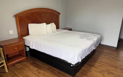 Photo 4 - Regency Inn