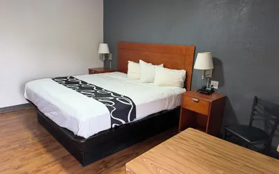 Photo 3 - Regency Inn