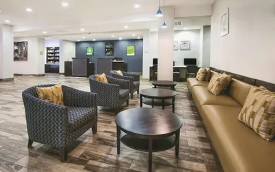 Photo 3 - La Quinta Inn & Suites by Wyndham Karnes City - Kenedy